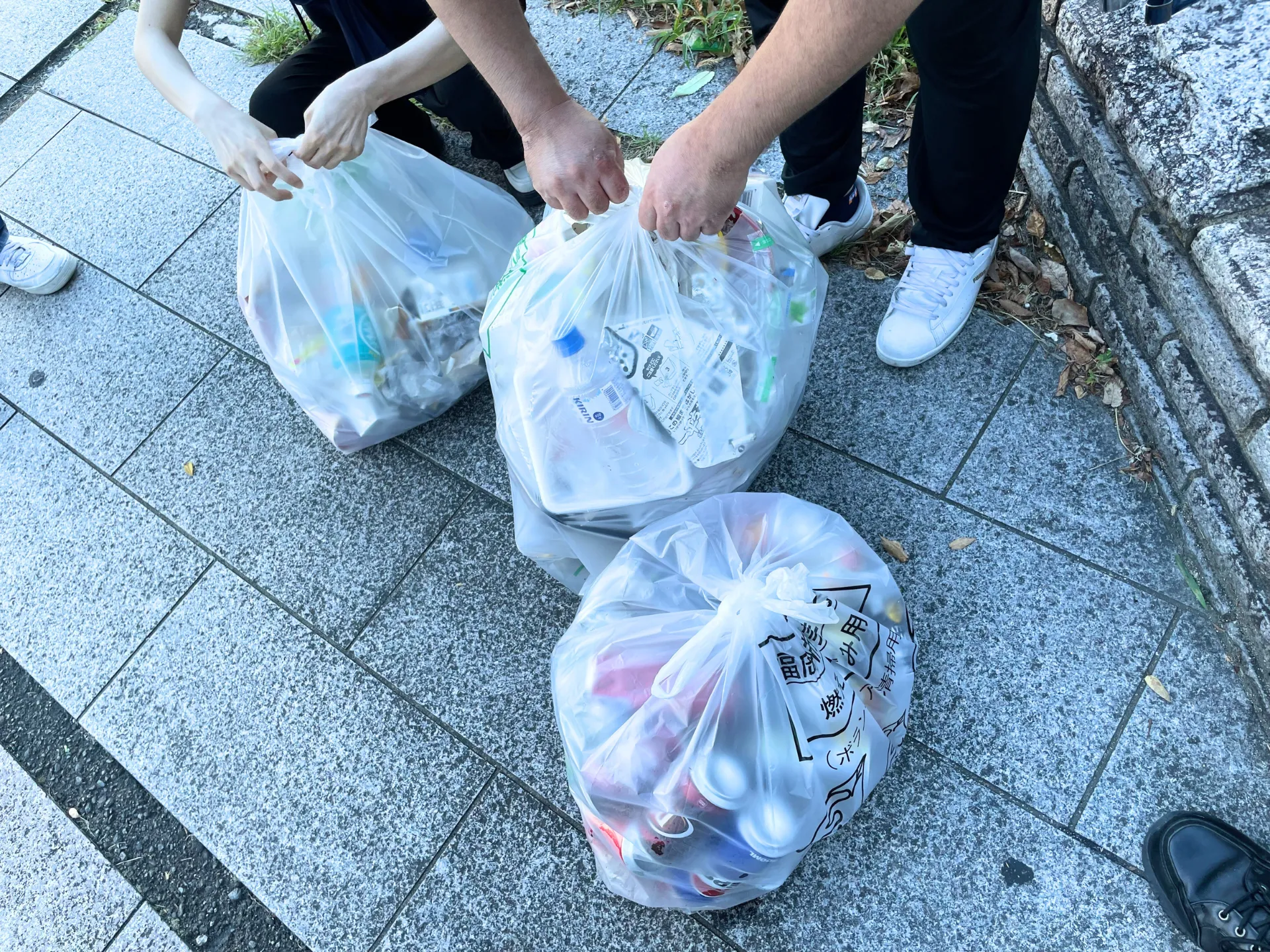 博多駅近くにある音羽公園でのゴミ拾いボランティア交流会